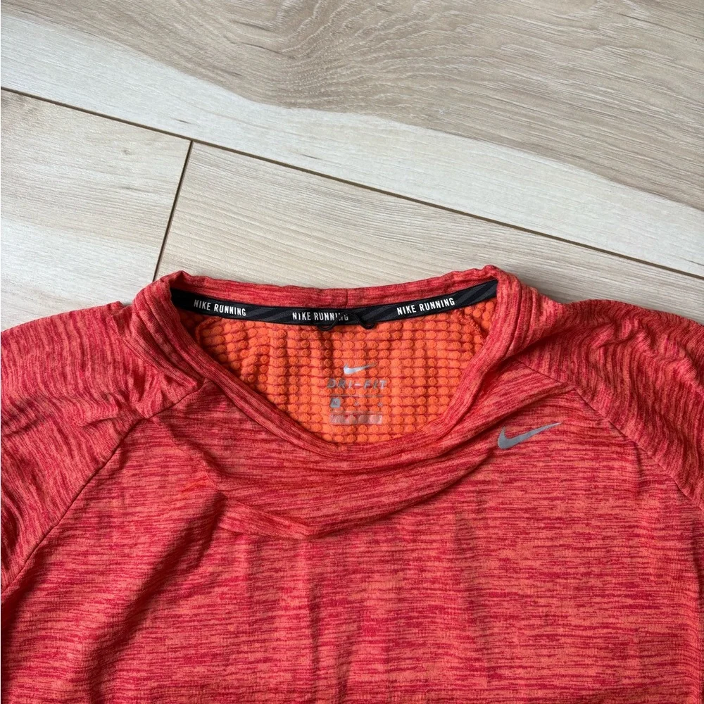 Nike Running Dri-FIT Long Sleeve Top M Coral Thumb Holes Reflective Zip Pocket - Picture 5 of 7